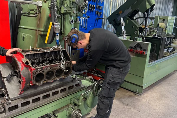 Anton Andersson i motorverkstaden hos Hestra Truck