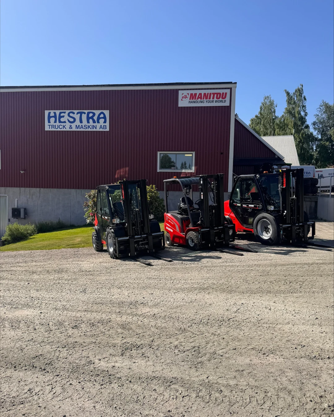 Tre gaffeltruckar framför Hestra Truck & Maskin AB.