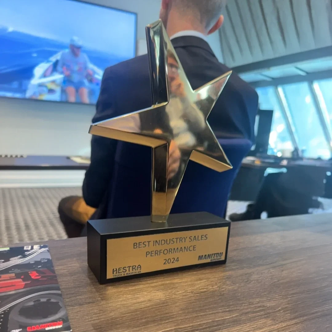 Best Industry Sales Performance 2024 – pokal tilldelad Hestra Truck av Manitou Group