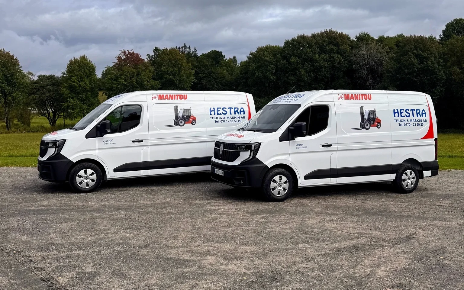 Hestra Trucks två nya servicebussar parkerade sida vid sida