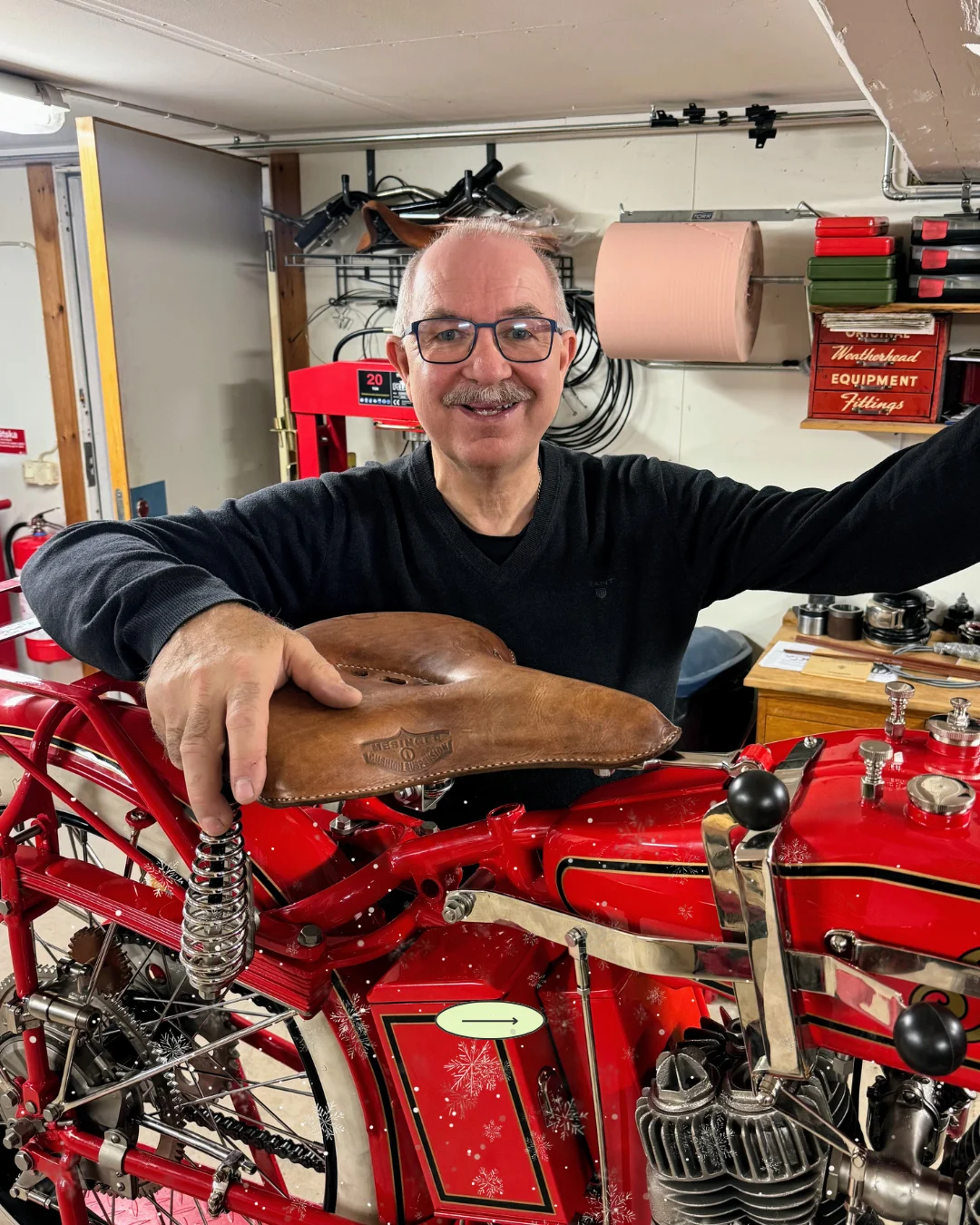 Julintervju och årsresumé med Tomas vid vintage motorcykel.