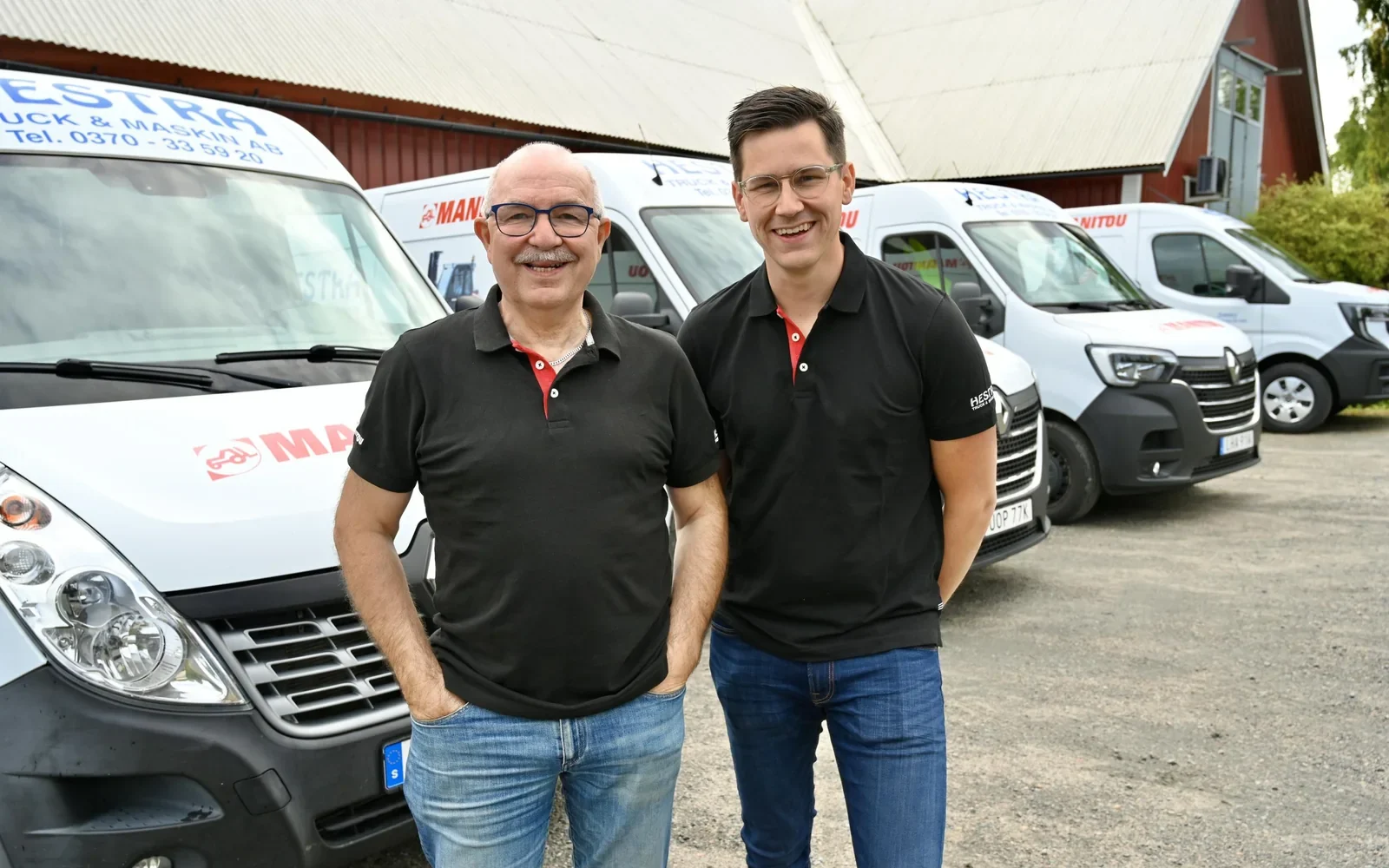 Tomas Johansson och Karl Edlund framför Hestra Trucks servicebussar